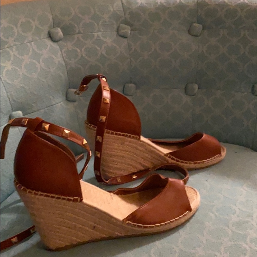 Light brown wedges.